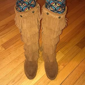 Minnetonka 5-layer fringe boot in brown